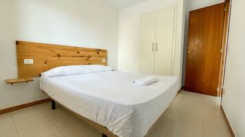 Basic-Apartment, 1 Schlafzimmer, eingeschränkter Meerblick (4 pax) | 1 Schlafzimmer, Verdunkelungsvorhänge, Bettwäsche