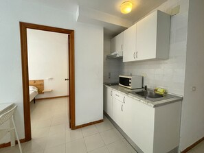 Apartment, 1 Schlafzimmer, eingeschränkter Meerblick (6 pax) | Eigene Kochnische | Kühlschrank, Mikrowelle, Herdplatte, Kochgeschirr/Geschirr/Besteck