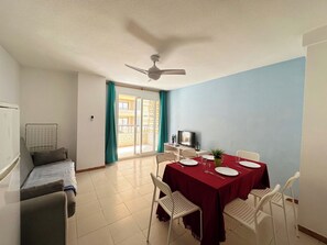 Basic-Studio, eingeschränkter Meerblick | Wohnbereich | Fernseher