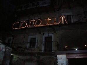 Voorkant accommodatie - avond/nacht