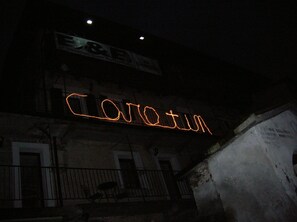 Voorkant accommodatie - avond/nacht