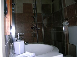 Chambre, 2 lits une place, salle de bains privée | Salle de bain | Douche, articles de toilette gratuits, sÚche-cheveux, peignoirs