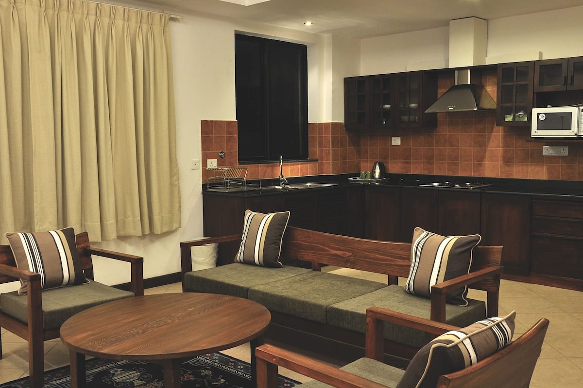Phòng Suite tiện nghi đơn giản, quang cảnh thành phố | Bộ đồ giường cao cấp, minibar, két bảo mật tại phòng, bàn 