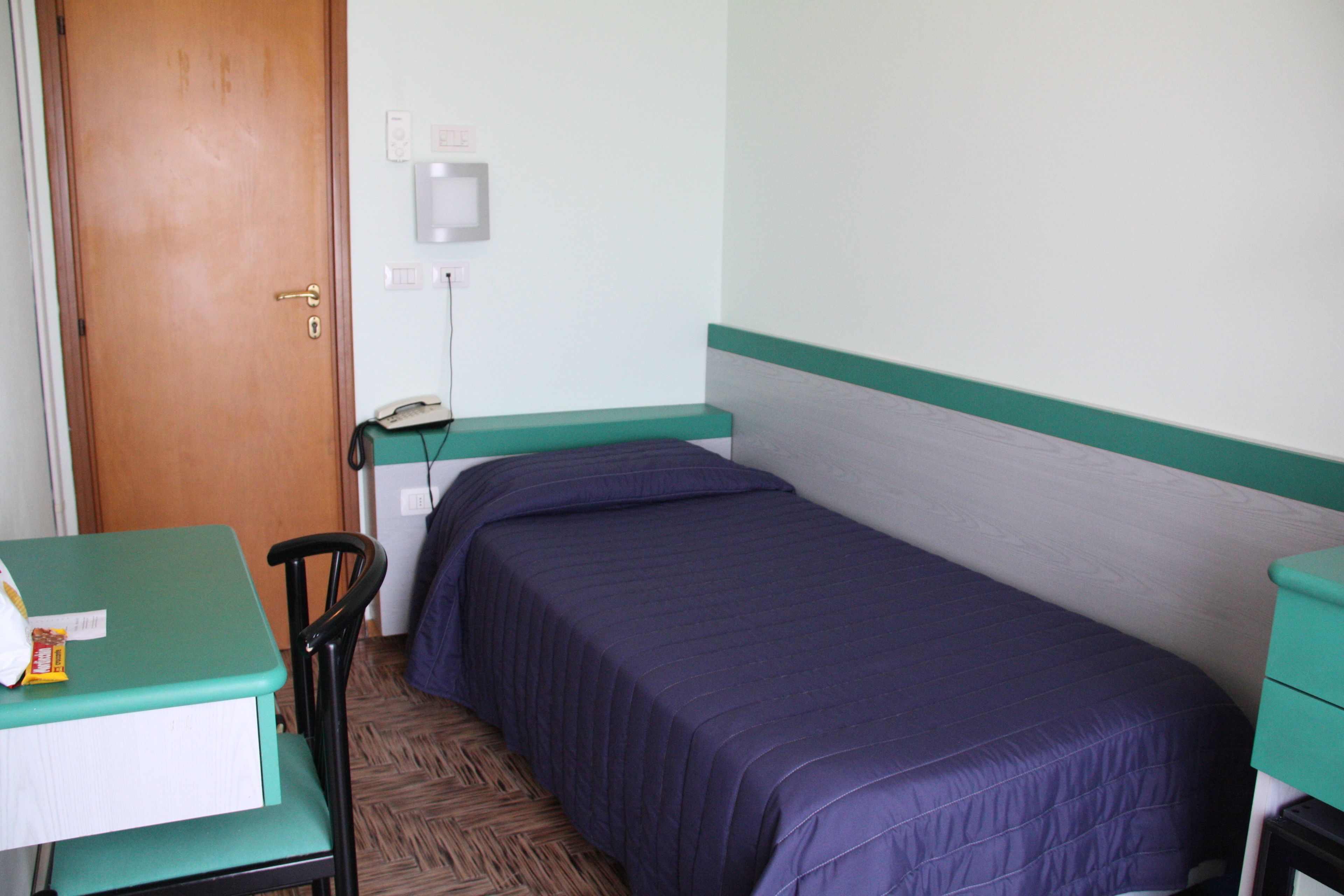 single room | minibar, in-room safe, desk, cots/infant beds