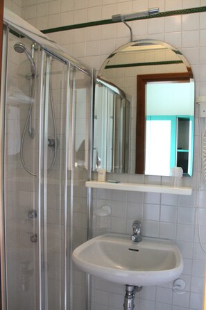Ducha, artículos de tocador gratuitos, secador de pelo, toallas