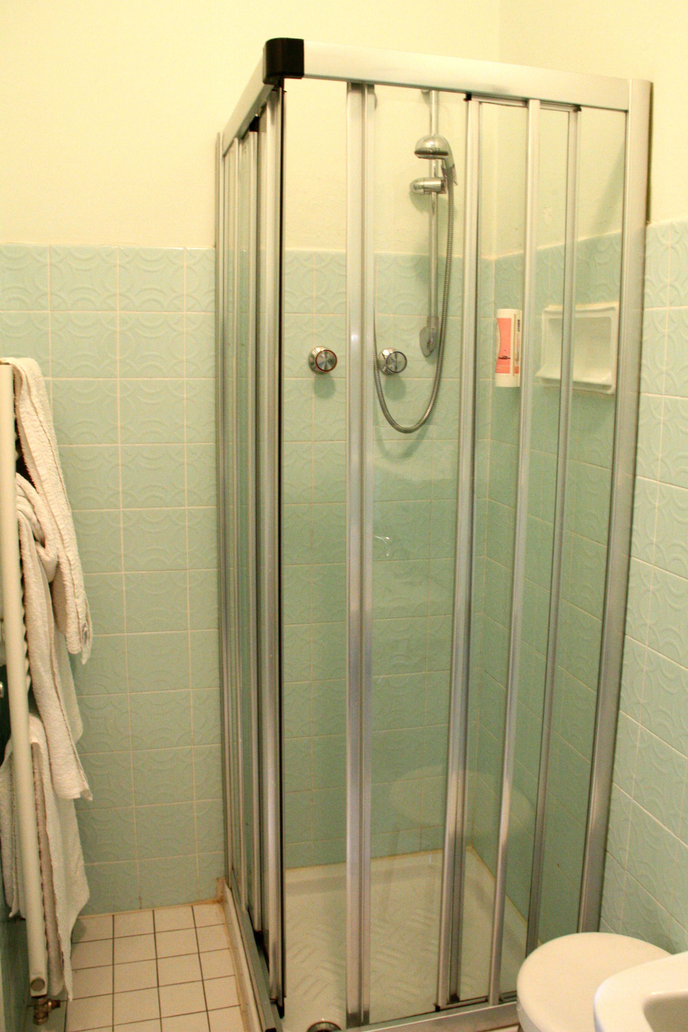 triple room | bathroom | shower, free toiletries, hair dryer, towels