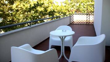 Habitación triple superior, balcón | Balcón