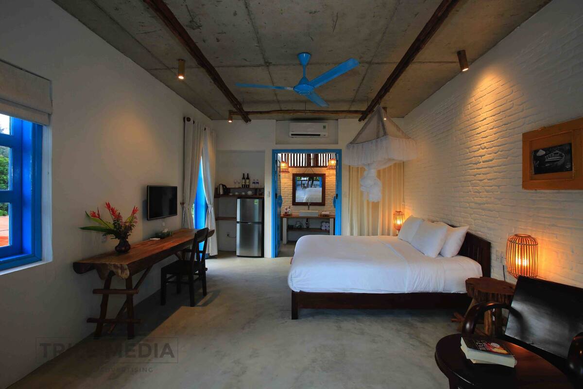 Deluxe Room | Down comforters, memory foam beds, minibar, in-room safe