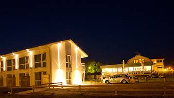 Fassade der Unterkunft – Abend/Nacht