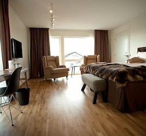 Desk, blackout curtains, soundproofing, iron/ironing board - Hotell Strandpensionatet (Skummesloevsstrand)