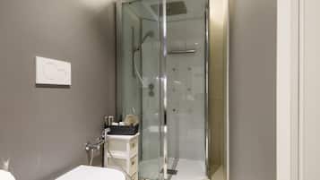 Habitación doble, vista al patio | Baño | Amenidades de baño gratuitas, bidet, toallas