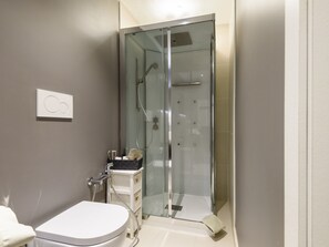 Kamar Double, pemandangan halaman | Kamar mandi | Perlengkapan mandi gratis, kloset, dan handuk