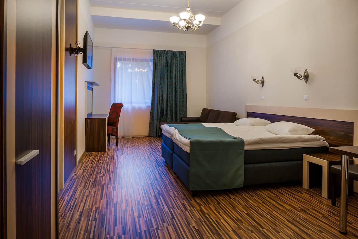 Triple Room, Park View | In-room safe, desk, free WiFi, bed sheets