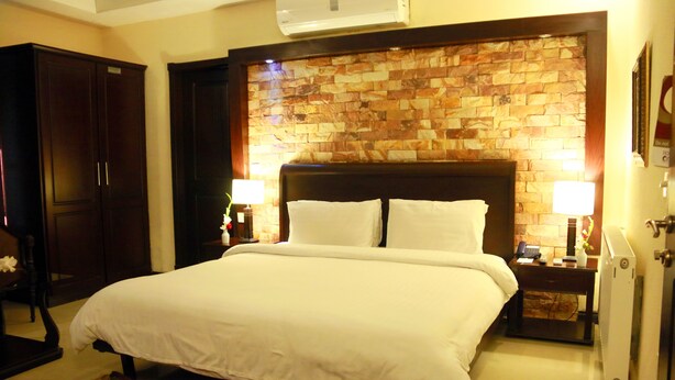 Deluxe Double Room | Minibar, in-room safe, desk, blackout drapes - Hotel One 7th Avenue (Islamabad)