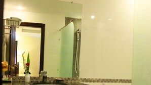 Deluxe Double Room | Bathroom | Shower, free toiletries, hair dryer - Hotel One 7th Avenue (Islamabad)