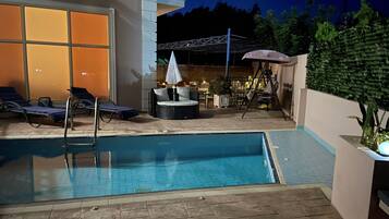 Outdoor pool, pool umbrellas, sun loungers