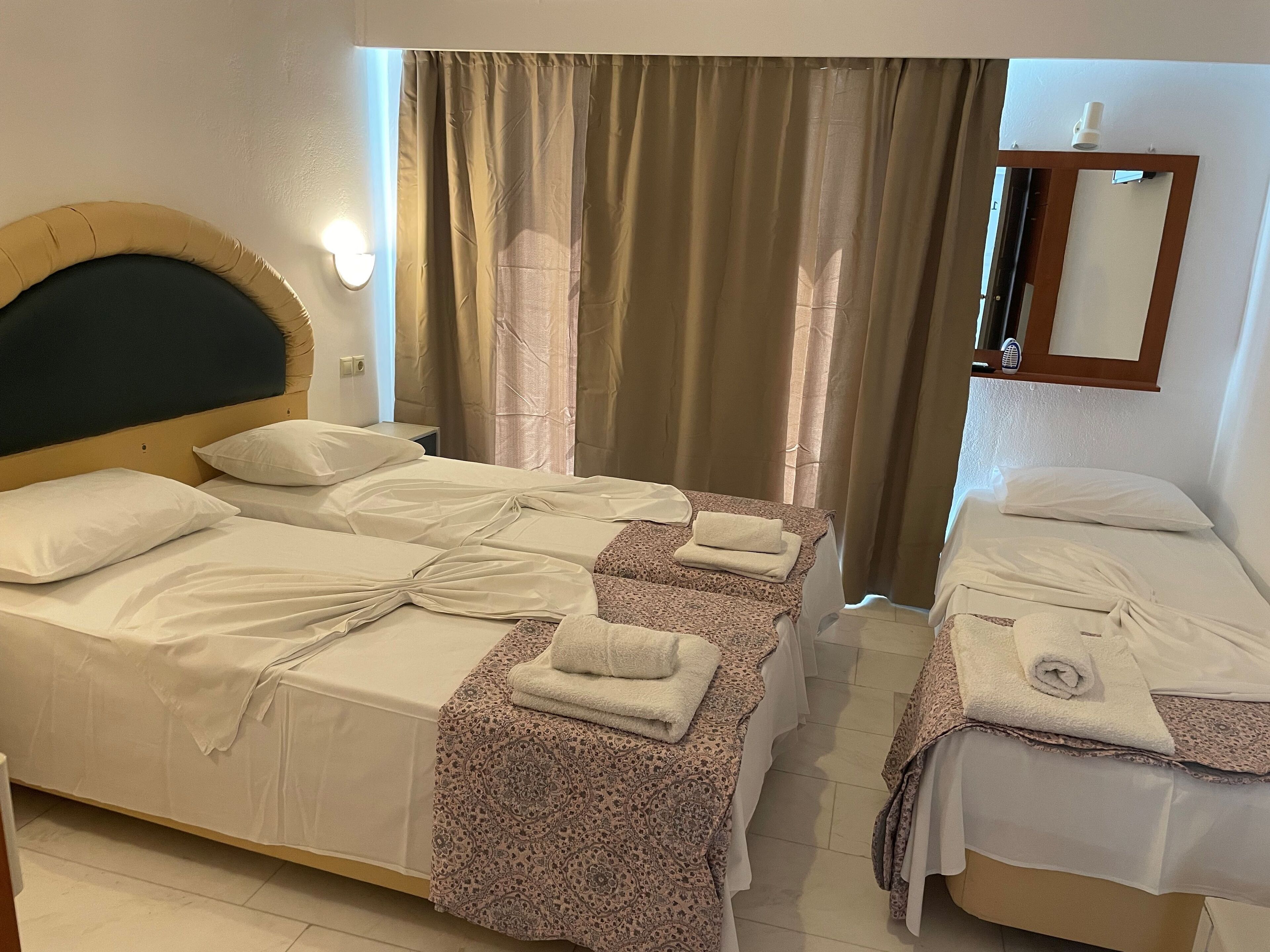 Estudio básico, 3 camas individuales | Wifi gratis y ropa de cama