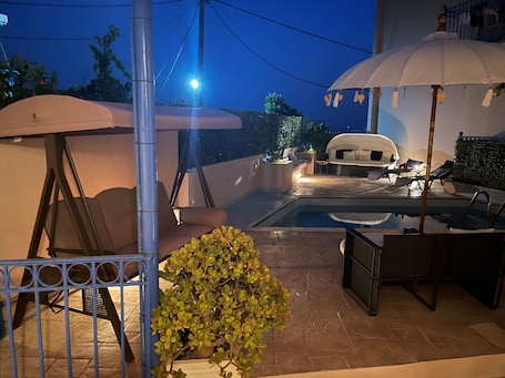 Außenpool, Sonnenschirme, Liegestühle. Hotel Kourkoumelata