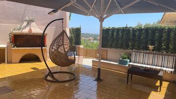 Deluxe Room, 1 King Bed, Patio, Courtyard Area | Terrace/patio