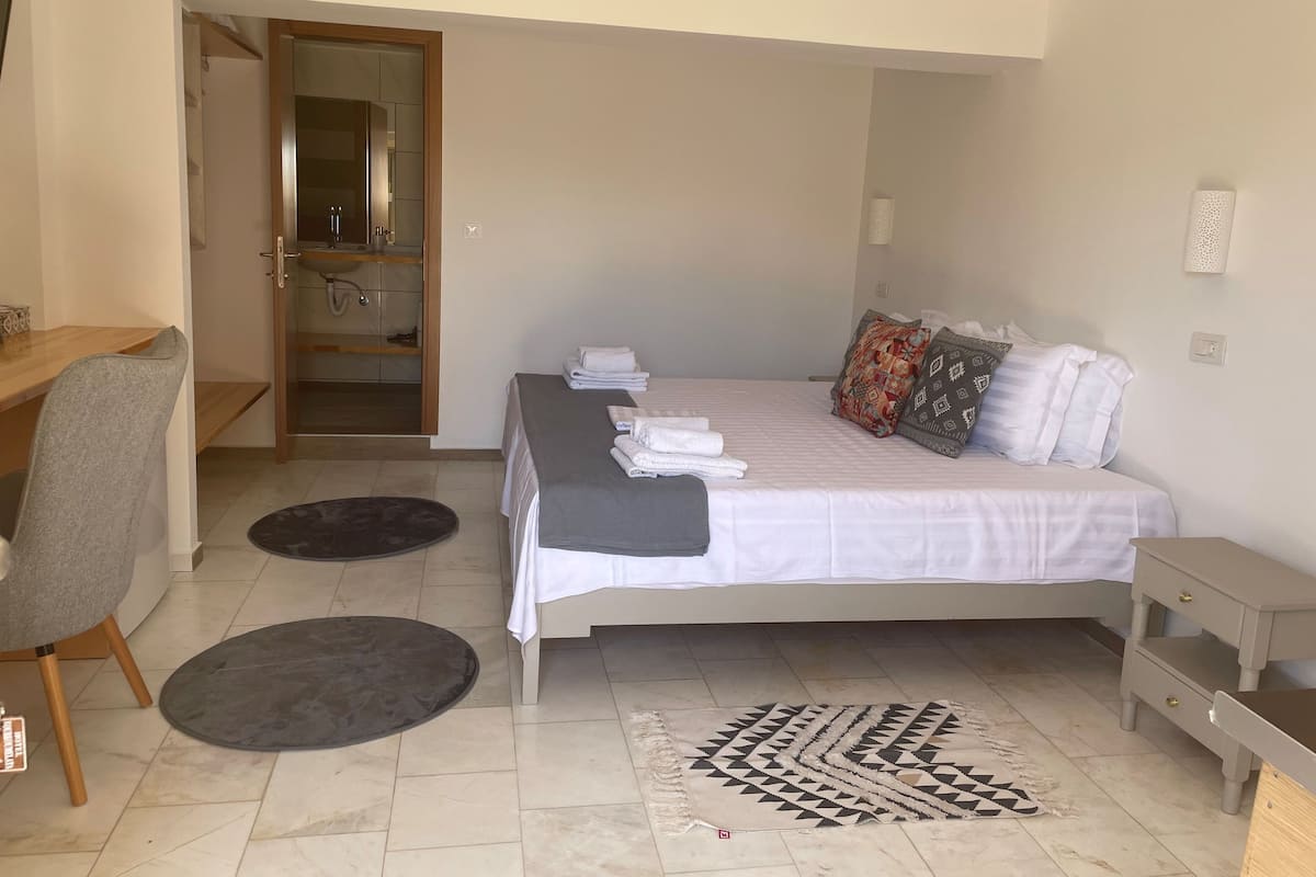 Chambre Deluxe, 1 trÚs grand lit, patio, cÎté cour intérieure | 1 chambre, Wi-Fi gratuit, draps fournis