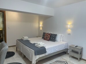 Habitación Deluxe, 1 cama de matrimonio grande, patio, en la zona del patio | Wifi gratis y ropa de cama
