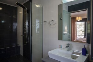 Villa, 4 chambres, piscine privée | Salle de bain | Ensemble baignoire-douche, articles de toilette (gratuits)