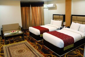 Habitación Deluxe con 1 cama doble o 2 individuales | Ropa de cama de alta calidad, minibar, caja fuerte y escritorio