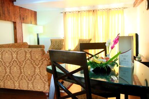 Habitación Deluxe doble | Zona de estar | Televisión de 40 pulgadas con canales por cable