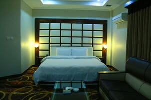 Premium bedding, minibar, in-room safe, desk