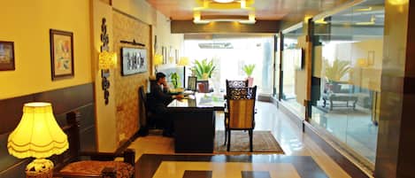 Quầy tiếp tân