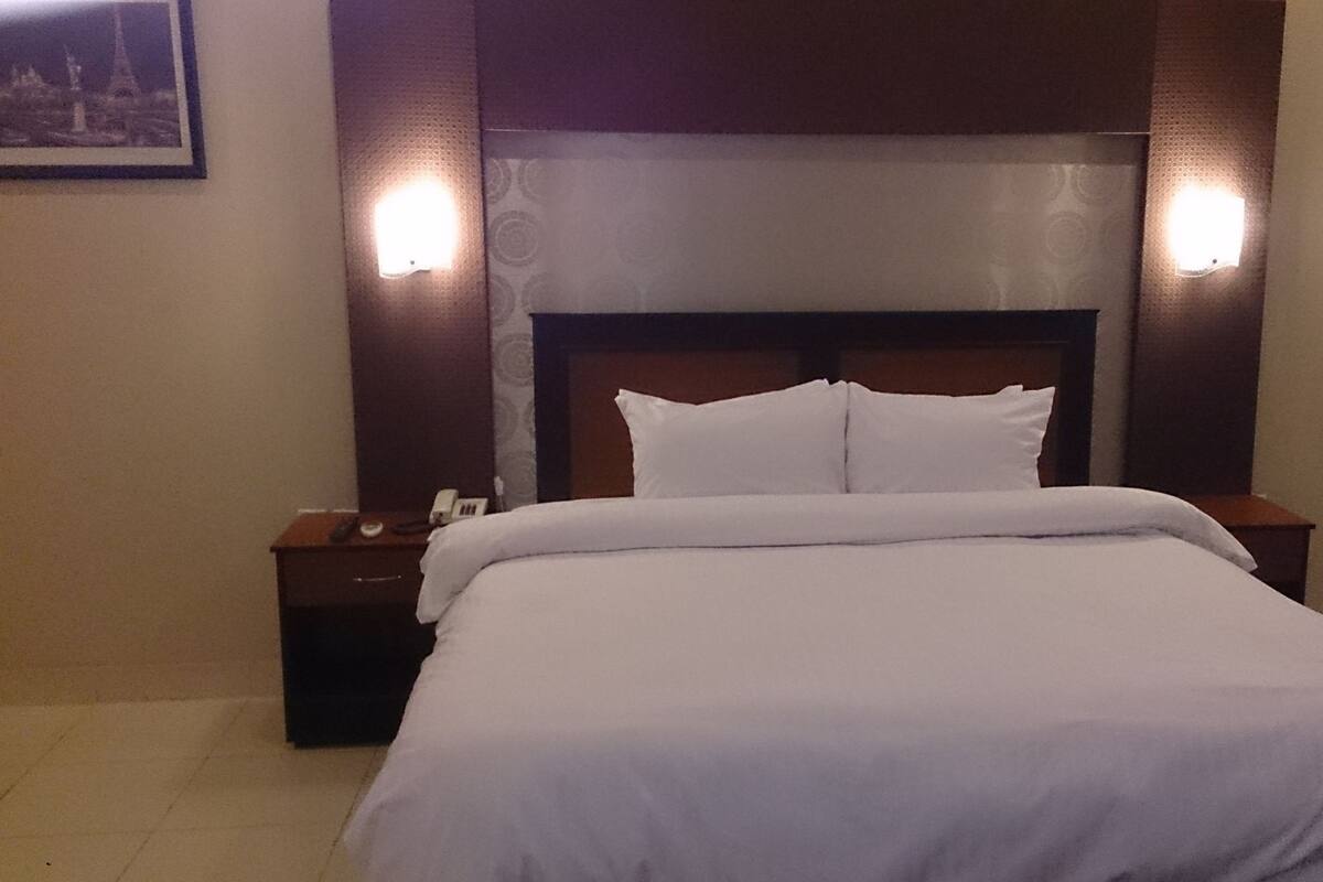 Minibar, caja de seguridad en la habitación y escritorio 