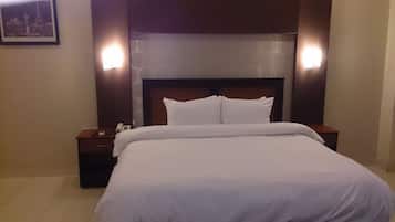 Frigobar, cofres nos quartos, escrivaninha, cortinas blackout