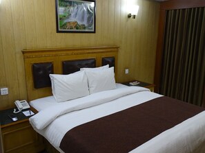 Habitación Deluxe doble | Minibar, caja fuerte, escritorio y cortinas opacas