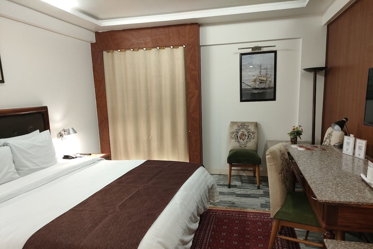 Habitación Deluxe doble | Minibar, caja fuerte, escritorio y cortinas opacas