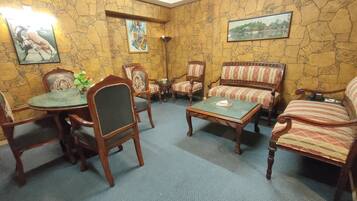 Studio Suite | Living area | TV