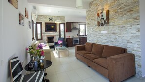 Villa, 3 habitaciones, piscina privada | Zona de estar | Una televisión de pantalla plana, un reproductor de DVD