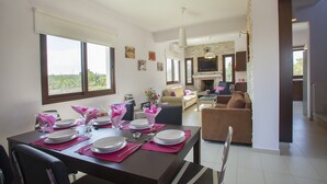 Villa, 3 habitaciones, piscina privada | Servicio de comidas en la habitación
