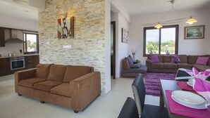 Villa, 3 habitaciones, piscina privada | Zona de estar | Una televisión de pantalla plana, un reproductor de DVD