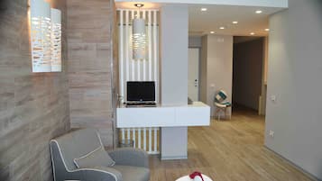 Suite (Patek) | Area soggiorno | TV LED 40 pollici con canali via cavo, TV