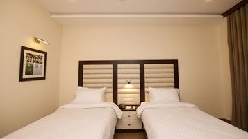 Deluxe Twin Room | Minibar, in-room safe, desk, blackout curtains