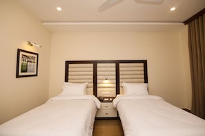 Habitación Deluxe con 2 camas individuales | Minibar, caja de seguridad en la habitación y escritorio 