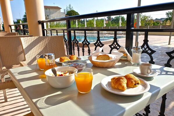 Daily continental breakfast (EUR 9 per person) - Jenny Hotel (Zakynthos)