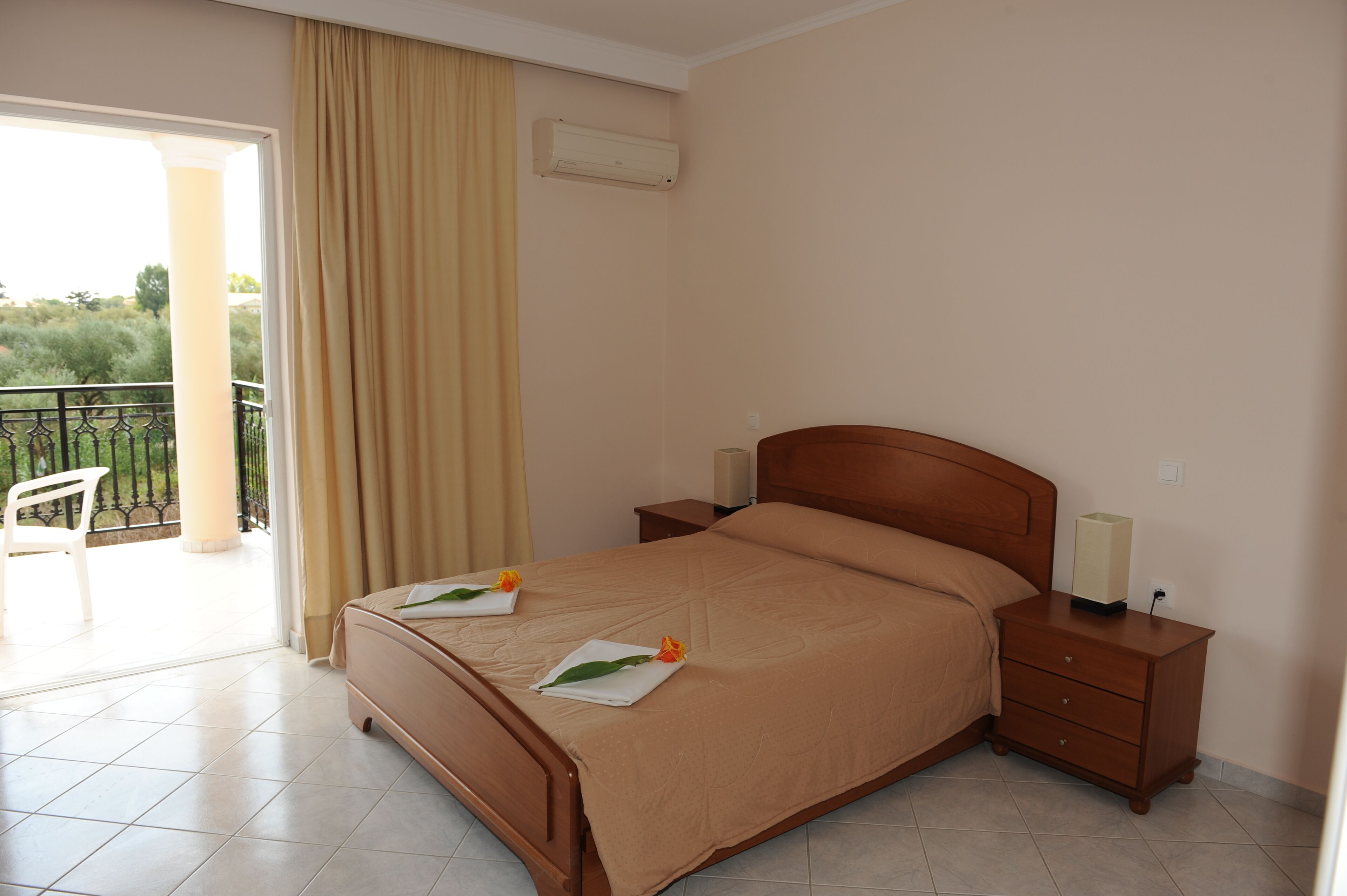 Caja de seguridad en la habitación y escritorio 