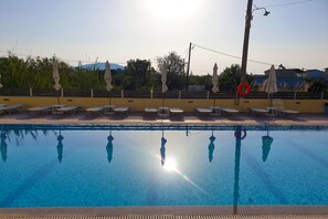 Outdoor pool, pool umbrellas, pool loungers - Jenny Hotel (Zakynthos)