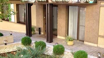 Vista frontal de la propiedad