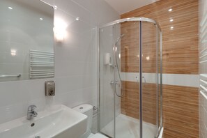 Bruser, designertoiletartikler, hårtørrer, hjemmesko