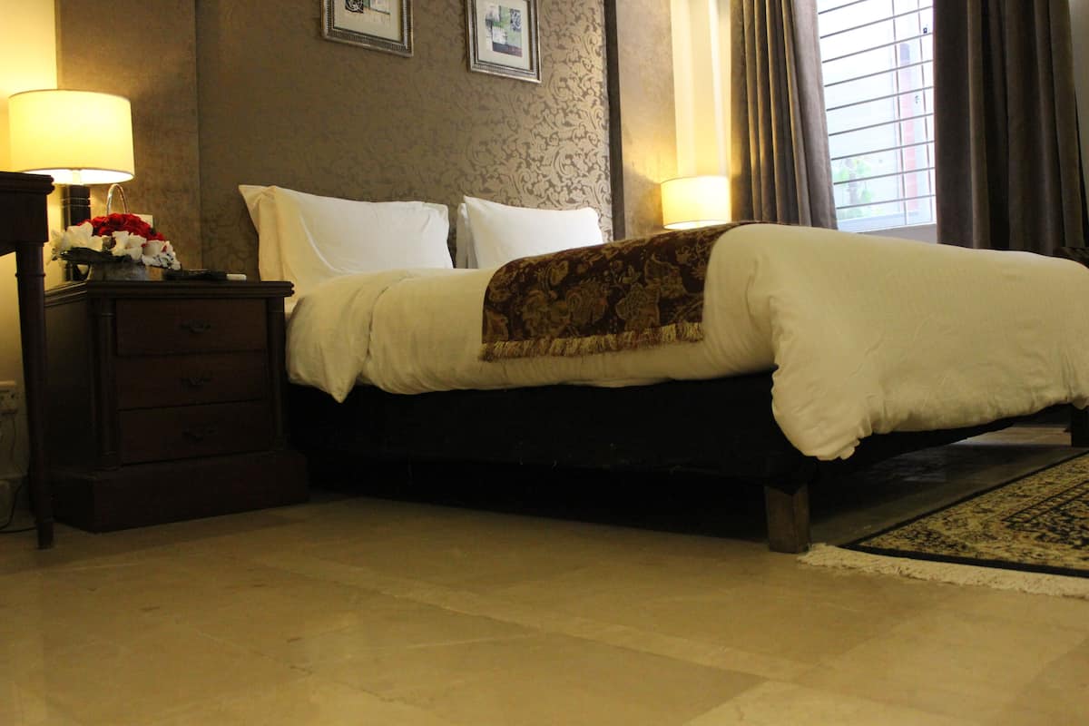 executive room | premium bedding, minibar, in-room safe, desk