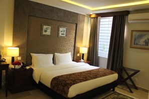 Premium bedding, minibar, in-room safe, desk - Hotel One Super Islamabad (Islamabad)