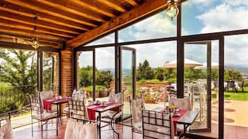 Se sirven desayunos, cenas y brunches; cocina local; junto a la piscina