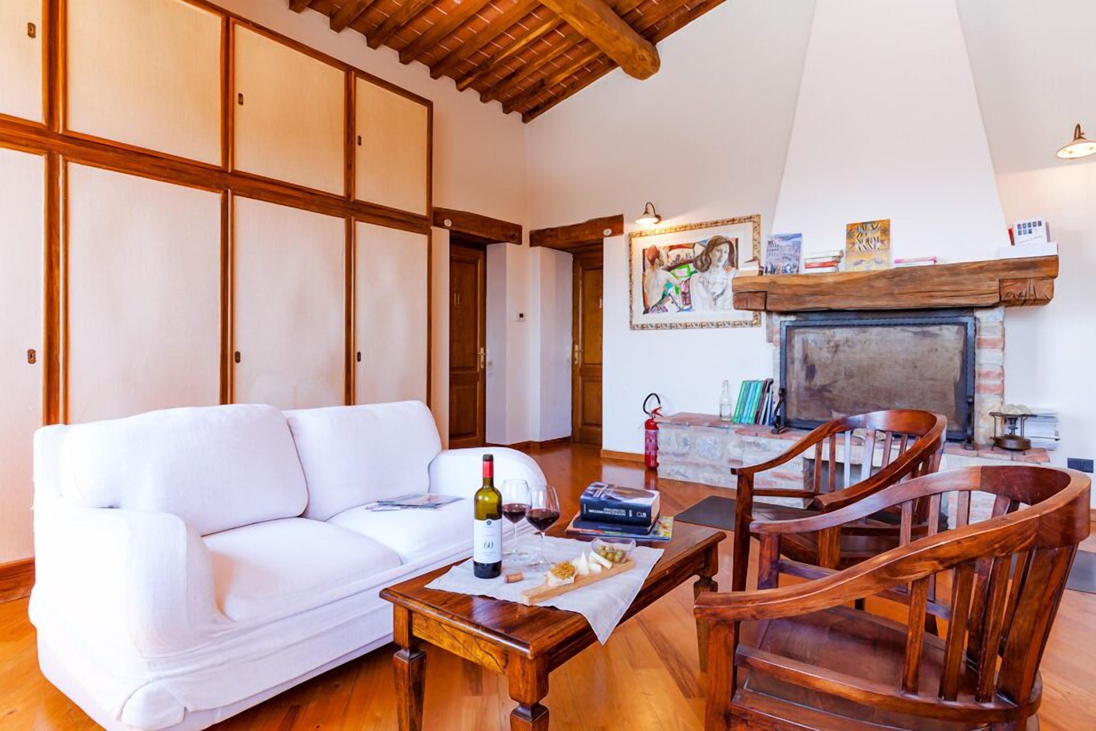 Un salon avec un canapé blanc, une table basse en bois et une cheminée.